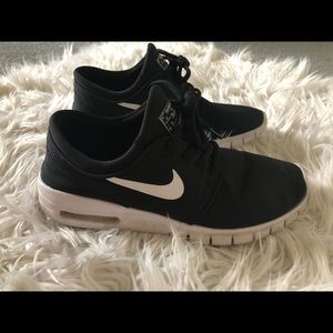 Black Nike Janoski Shoes
